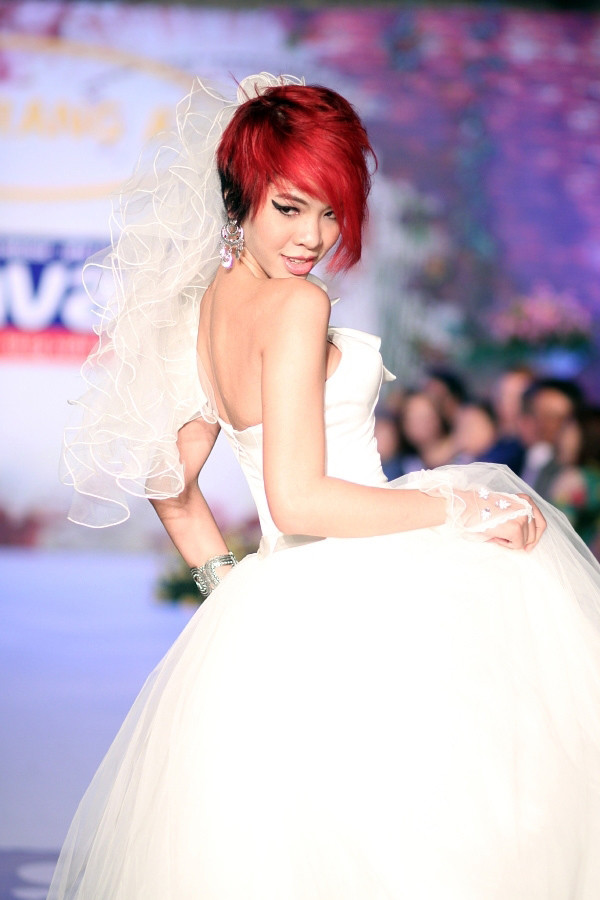 Lúc gợi cảm với váy ngắn trẻ trung. Mái tóc mang phong cách Rihanna của cô được các chuyên gia thực hiện trong tập 6 "Thay đổi diện mạo" ở Vietnam's Next Top Model. Kim Tuyền dừng lại ở top 13 của cuộc thi người mẫu này.