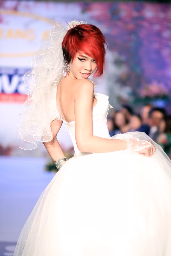 Lúc gợi cảm với váy ngắn trẻ trung. Mái tóc mang phong cách Rihanna của cô được các chuyên gia thực hiện trong tập 6 "Thay đổi diện mạo" ở Vietnam's Next Top Model. Kim Tuyền dừng lại ở top 13 của cuộc thi người mẫu này.
