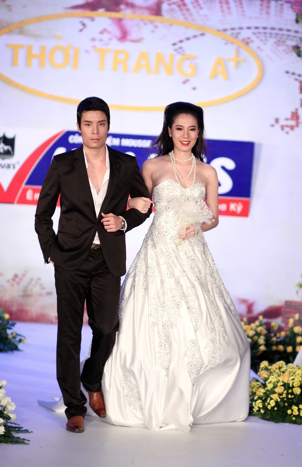 Đồng hành với người đẹp Chung Thục Quyên là bạn trai Phillip Lê.