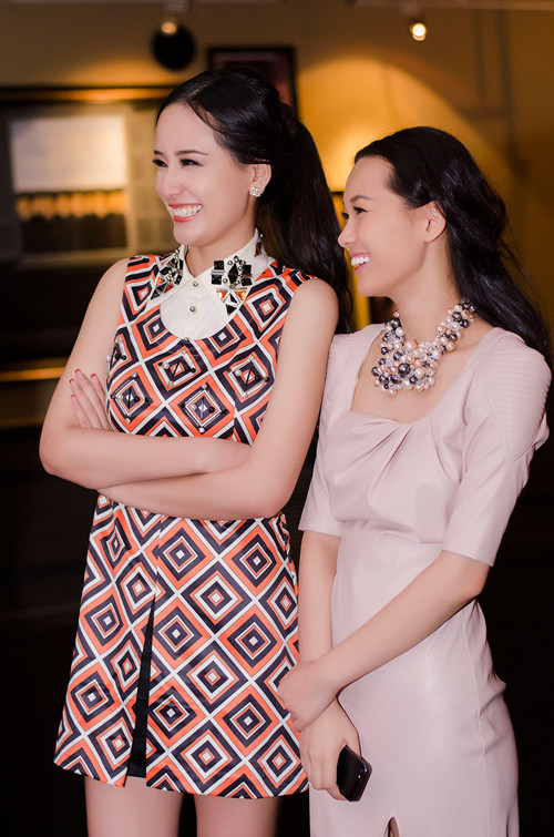 2 người đẹp thân thiết, vui vẻ tại sự kiện. 2 người đẹp thân thiết, vui vẻ tại sự kiện.