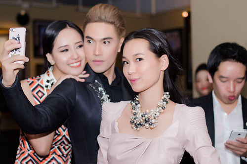 Mai Phương Thúy nhí nhảnh chụp ảnh bên một người bạn nam. Mai Phương Thúy nhí nhảnh chụp ảnh bên một người bạn nam.