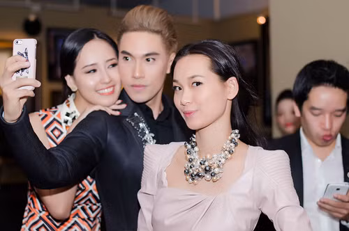 Mai Phương Thúy nhí nhảnh chụp ảnh bên một người bạn nam.