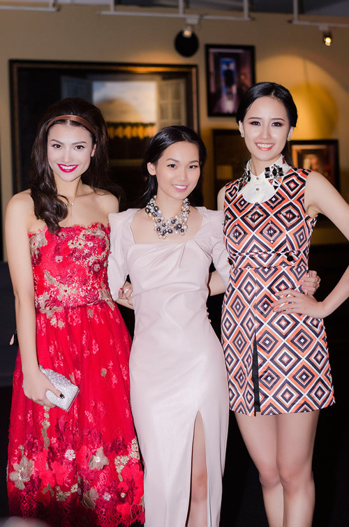 Mai Phương Thúy, Tống Diệu Hằng, Hồng Quế đọ dáng. Mai Phương Thúy, Tống Diệu Hằng, Hồng Quế đọ dáng.