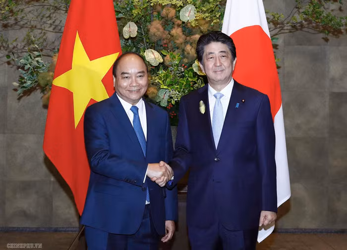 Thủ tướng Abe Shinzo và Thủ tướng Nguyễn Xuân Phúc. Ảnh: VGP/Quang Hiếu
