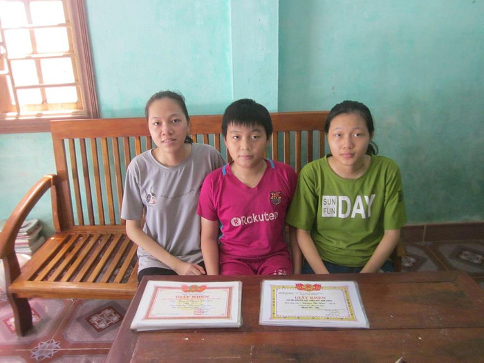 Dù hoàn cảnh khó khăn nhưng 3 chị em luôn đạt thành tích cao trong học tập. Dù hoàn cảnh khó khăn nhưng 3 chị em luôn đạt thành tích cao trong học tập.