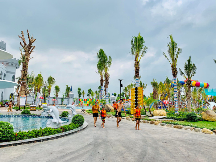 Nhiều gia đình chọn công viên nước làm địa chỉ vui chơi