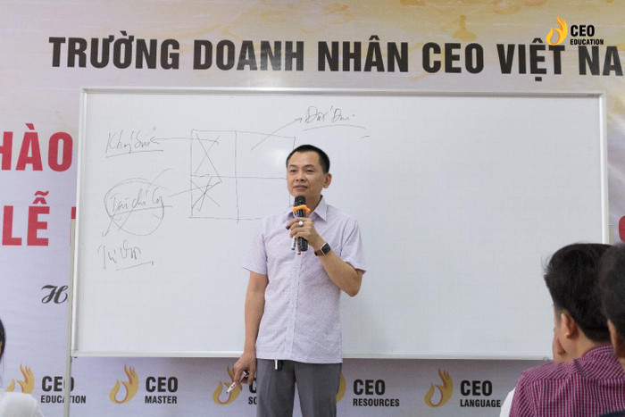 Hình ảnh thầy Ngô Minh Tuấn giảng dạy tại trường Doanh nhân CEO Việt Nam Hình ảnh thầy Ngô Minh Tuấn giảng dạy tại trường Doanh nhân CEO Việt Nam
