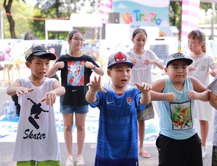 Các em nhỏ nhảy múa theo nhạc Các em nhỏ nhảy múa theo nhạc