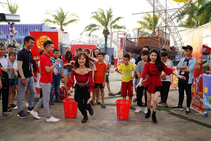 Quẩy nhiệt, sống nhiệt vẫn luôn tươi tắn là thông điệp mà Trà Thanh Nhiệt Dr Thanh muốn gửi tới các bạn trẻ qua Lễ hội. Quẩy nhiệt, sống nhiệt vẫn luôn tươi tắn là thông điệp mà Trà Thanh Nhiệt Dr Thanh muốn gửi tới các bạn trẻ qua Lễ hội.