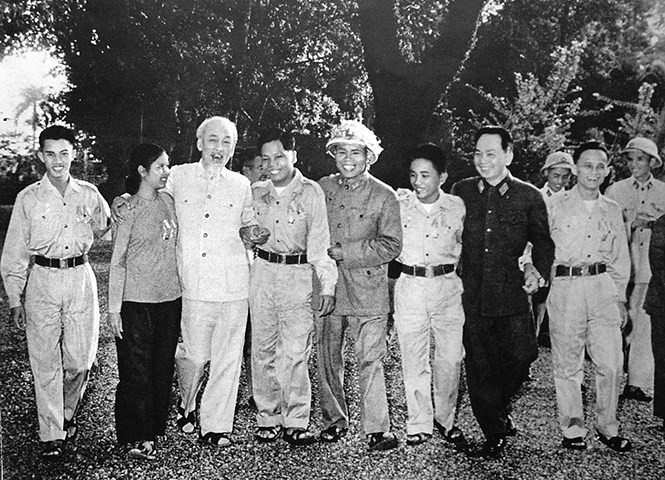 Bác Hồ với anh hùng và chiến sĩ thi đua miền Nam (tháng 11/1965). Ảnh: TL Bác Hồ với anh hùng và chiến sĩ thi đua miền Nam (tháng 11/1965). Ảnh: TL