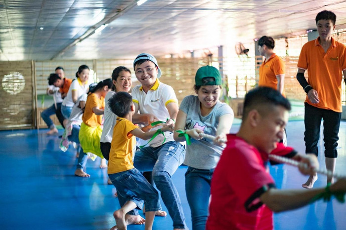 Kéo co là trò chơi đầu tiên, giúp “phá băng”, kết nối các em học sinh với tình nguyện viên. Kéo co là trò chơi đầu tiên, giúp “phá băng”, kết nối các em học sinh với tình nguyện viên.