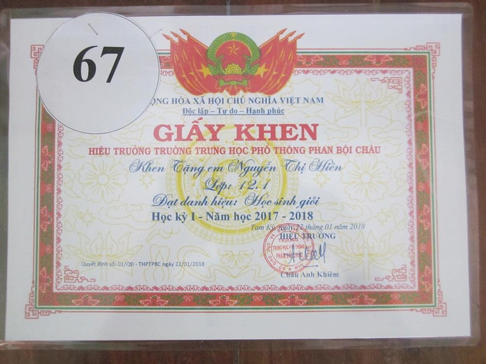 Những tấm giấy khen ghi nhận thành tích học tập của Hiền và các em. Những tấm giấy khen ghi nhận thành tích học tập của Hiền và các em.