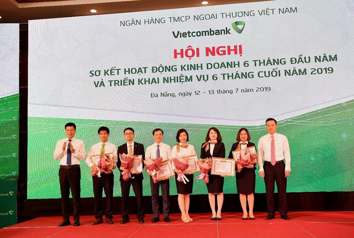 Tổng giám đốc Phạm Quang Dũng (ngoài cùng bên phải) và Phó Tổng Giám đốc Phạm Mạnh Thắng (ngoài cùng bên trái) tặng giấy khen và hoa cho 08 cá nhân có thành tích trong hoạt động khoa học Tổng giám đốc Phạm Quang Dũng (ngoài cùng bên phải) và Phó Tổng Giám đốc Phạm Mạnh Thắng (ngoài cùng bên trái) tặng giấy khen và hoa cho 08 cá nhân có thành tích trong hoạt động khoa học