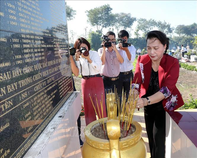 Chủ tịch Quốc hội dâng hương tưởng niệm các Anh hùng liệt sĩ tại Vĩnh Long Chủ tịch Quốc hội dâng hương tưởng niệm các Anh hùng liệt sĩ tại Vĩnh Long