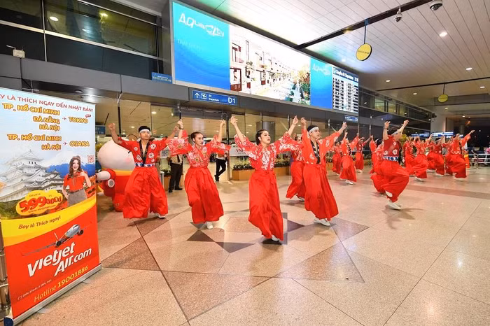 Chào mừng chuyến bay đầu tiên, Vietjet mang đến cho công chúng và hành khách tại sân bay quốc tế Tân Sơn Nhất tiết mục múa Yosakoi mang đậm dấu ấn Nhật Bản