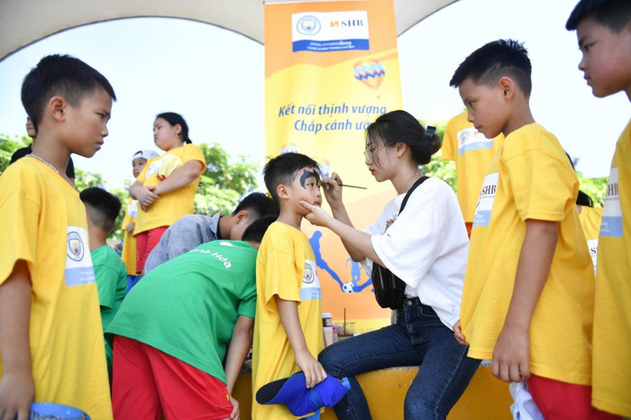 Facepainting là hoạt động bên lề thu hút nhiều em nhỏ. Facepainting là hoạt động bên lề thu hút nhiều em nhỏ.