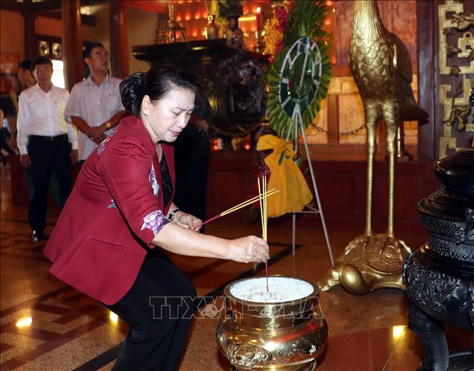 Chủ tịch Quốc hội Nguyễn Thị Kim Ngân dâng hương tại Đền Liệt sỹ Bến Dược. Ảnh: Trọng Đức/TTXVN Chủ tịch Quốc hội Nguyễn Thị Kim Ngân dâng hương tại Đền Liệt sỹ Bến Dược. Ảnh: Trọng Đức/TTXVN