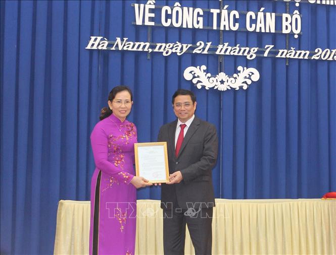 Đồng chí Phạm Minh Chính, Ủy viên Bộ Chính trị, Bí thư Trung ương Đảng, Trưởng Ban Tổ chức Trung ương trao Quyết định của Bộ Chính trị cho đồng chí Lê Thị Thủy được chỉ định giữ chức Bí thư Tỉnh ủy Hà Nam, nhiệm kỳ 2015 - 2020. (Ảnh: TTXVN) Đồng chí Phạm Minh Chính, Ủy viên Bộ Chính trị, Bí thư Trung ương Đảng, Trưởng Ban Tổ chức Trung ương trao Quyết định của Bộ Chính trị cho đồng chí Lê Thị Thủy được chỉ định giữ chức Bí thư Tỉnh ủy Hà Nam, nhiệm kỳ 2015 - 2020. (Ảnh: TTXVN)