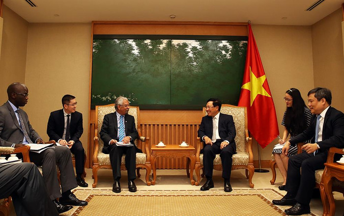 Phó Thủ tướng Phạm Bình Minh tiếp Điều phối viên Thường trú Liên Hợp Quốc tại Việt Nam Kamal Malhotra và Giám đốc Quốc gia của Ngân hàng Thế giới tại Việt Nam Ousmane Dione. Ảnh: VGP/Hải Minh Phó Thủ tướng Phạm Bình Minh tiếp Điều phối viên Thường trú Liên Hợp Quốc tại Việt Nam Kamal Malhotra và Giám đốc Quốc gia của Ngân hàng Thế giới tại Việt Nam Ousmane Dione. Ảnh: VGP/Hải Minh