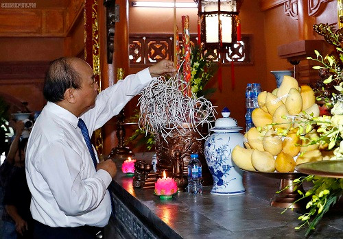 Thủ tướng và đoàn dâng hương tưởng niệm nhà yêu nước Nguyễn Thái Học và các chiến sĩ hy sinh trong Cuộc khởi nghĩa Yên Bái. Ảnh: VGP/Quang Hiếu Thủ tướng và đoàn dâng hương tưởng niệm nhà yêu nước Nguyễn Thái Học và các chiến sĩ hy sinh trong Cuộc khởi nghĩa Yên Bái. Ảnh: VGP/Quang Hiếu