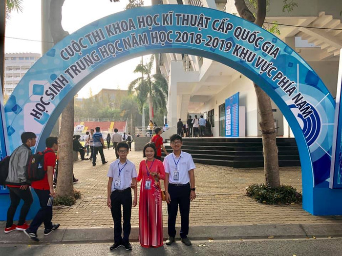 Cô Nguyễn Thị Hoài Giang (áo dài) cùng học trò, tham gia thi Khoa học kĩ thuật cấp Quốc gia năm học 2018-2019. (Ảnh CTVCC) Cô Nguyễn Thị Hoài Giang (áo dài) cùng học trò, tham gia thi Khoa học kĩ thuật cấp Quốc gia năm học 2018-2019. (Ảnh CTVCC)