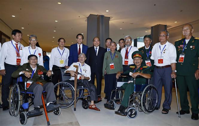 Thủ tướng Nguyễn Xuân Phúc với các thương binh nặng tiêu biểu. Ảnh: Thống Nhất /TTXVN Thủ tướng Nguyễn Xuân Phúc với các thương binh nặng tiêu biểu. Ảnh: Thống Nhất /TTXVN