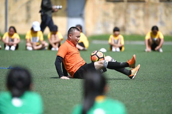 Trong giờ giao lao giữa các hiệp, các bạn nhỏ đã rất hào hứng khi được chứng kiến màn tâng bóng nghệ thuật đến từ các nghệ sĩ. Trong giờ giao lao giữa các hiệp, các bạn nhỏ đã rất hào hứng khi được chứng kiến màn tâng bóng nghệ thuật đến từ các nghệ sĩ.