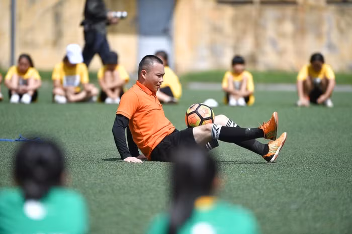 Trong giờ giao lao giữa các hiệp, các bạn nhỏ đã rất hào hứng khi được chứng kiến màn tâng bóng nghệ thuật đến từ các nghệ sĩ.