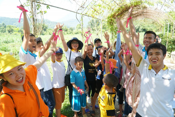 Cái nắng tháng 6 chỉ tiếp thêm sự hào hứng và nhiệt tình của các bạn nhỏ và các tình nguyện viên. Cái nắng tháng 6 chỉ tiếp thêm sự hào hứng và nhiệt tình của các bạn nhỏ và các tình nguyện viên.