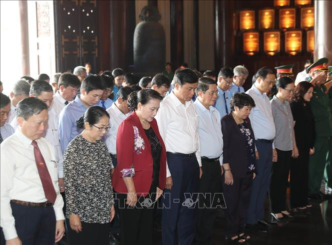 Chủ tịch Quốc hội tưởng niệm các Anh hùng Liệt sỹ tại Thành phố Hồ Chí Minh Chủ tịch Quốc hội tưởng niệm các Anh hùng Liệt sỹ tại Thành phố Hồ Chí Minh