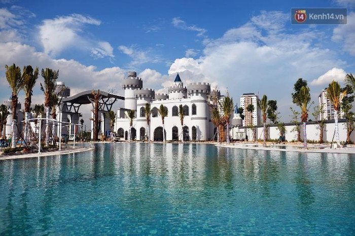 Một góc cổng vào công viên nước Thanh Hà rất gần gũi với hình ảnh Công viên giải trí Disneyland của Mỹ Một góc cổng vào công viên nước Thanh Hà rất gần gũi với hình ảnh Công viên giải trí Disneyland của Mỹ