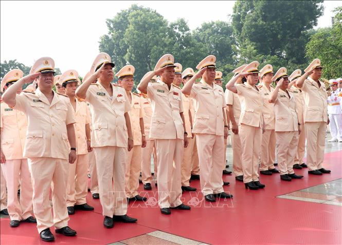 Đoàn đại biểu Đảng ủy Công an Trung ương và Bộ Công an đặt vòng hoa, tưởng niệm các Anh hùng Liệt sĩ. Đoàn đại biểu Đảng ủy Công an Trung ương và Bộ Công an đặt vòng hoa, tưởng niệm các Anh hùng Liệt sĩ.