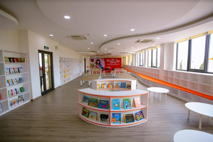 Không gian tổng thể của Sunshine Maple Bear được xây dựng theo phong cách các trường quốc tế trong hệ thống Maple Bear thế giới. Ngoài các phòng học chính được trang bị theo tiêu chuẩn Maple Bear Canada, trường còn có hệ thống các phòng chức năng đa dạng: Phòng thư viện với hàng nghìn đầu sách nhập khẩu được bố trí khoa học, nhiều cửa sổ lớn, tận dụng ánh sáng tự nhiên mang lại cảm giác thư thái cho học sinh. Không gian tổng thể của Sunshine Maple Bear được xây dựng theo phong cách các trường quốc tế trong hệ thống Maple Bear thế giới. Ngoài các phòng học chính được trang bị theo tiêu chuẩn Maple Bear Canada, trường còn có hệ thống các phòng chức năng đa dạng: Phòng thư viện với hàng nghìn đầu sách nhập khẩu được bố trí khoa học, nhiều cửa sổ lớn, tận dụng ánh sáng tự nhiên mang lại cảm giác thư thái cho học sinh.