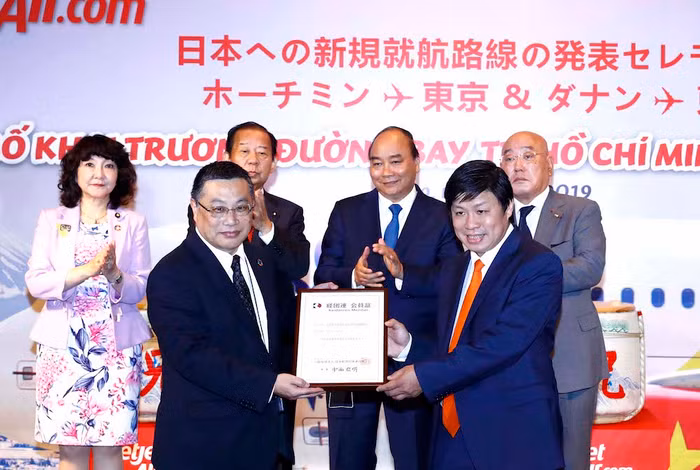 Đại diện Keidanren trao Chứng nhận thành viên cho đại diện lãnh đạo Vietjet trước sự chứng kiến của đại diện chính phủ hai nước