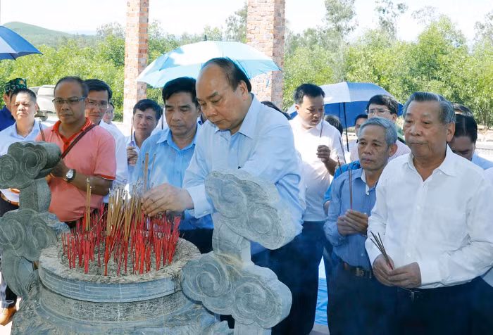 Thủ tướng Nguyễn Xuân Phúc đến dâng hương, hoa tri ân các anh hùng liệt sĩ tại Đền thờ liệt sĩ Núi Quế, tỉnh Quảng Nam. Ảnh: VGP Thủ tướng Nguyễn Xuân Phúc đến dâng hương, hoa tri ân các anh hùng liệt sĩ tại Đền thờ liệt sĩ Núi Quế, tỉnh Quảng Nam. Ảnh: VGP