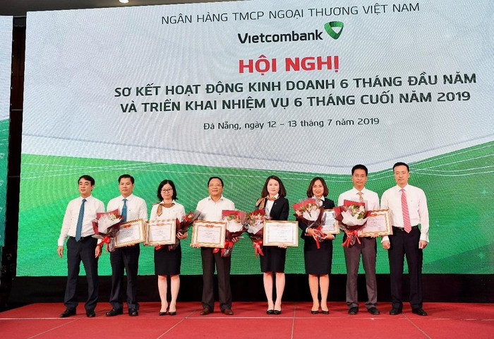 Chủ tịch Hội đồng Quản trị Nghiêm Xuân Thành (ngoài cùng bên trái) và Tổng giám đốc Phạm Quang Dũng (ngoài cùng bên phải) tặng Giấy khen và hoa cho 06 tập thể có thành tích trong hoạt động khoa học Chủ tịch Hội đồng Quản trị Nghiêm Xuân Thành (ngoài cùng bên trái) và Tổng giám đốc Phạm Quang Dũng (ngoài cùng bên phải) tặng Giấy khen và hoa cho 06 tập thể có thành tích trong hoạt động khoa học