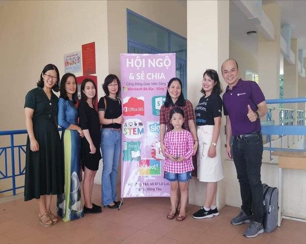 Từ trái sang phải, các cô giáo Nguyễn Hồng Minh, Lê Thị Hương, Nguyễn Thị Kim Vân, Nguyễn Thị Diến, Diệu Dương, Nguyễn Thị Thúy, Ngô Thanh Nam- thành viên của nhóm MIE Experts Việt Nam Từ trái sang phải, các cô giáo Nguyễn Hồng Minh, Lê Thị Hương, Nguyễn Thị Kim Vân, Nguyễn Thị Diến, Diệu Dương, Nguyễn Thị Thúy, Ngô Thanh Nam- thành viên của nhóm MIE Experts Việt Nam
