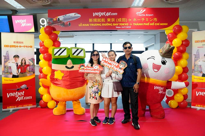 Amy của Vietjet và Kuutan của Sân bay quốc tế Narita chào mừng và chụp ảnh lưu niệm cùng các hành khách trên chuyến bay đầu tiên Amy của Vietjet và Kuutan của Sân bay quốc tế Narita chào mừng và chụp ảnh lưu niệm cùng các hành khách trên chuyến bay đầu tiên