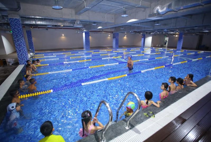 Trong chương trình học thể chất, học sinh sẽ được nâng cao sức khỏe thông qua các môn học như bơi lội, bóng rổ,...bởi đội ngũ giáo viên giảng dạy chuyên nghiệp Trong chương trình học thể chất, học sinh sẽ được nâng cao sức khỏe thông qua các môn học như bơi lội, bóng rổ,...bởi đội ngũ giáo viên giảng dạy chuyên nghiệp