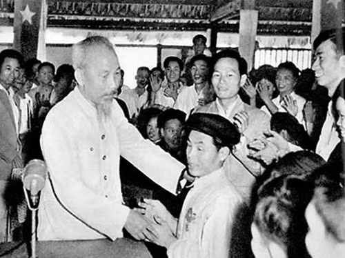 Bác Hồ thăm hỏi chiến sĩ thi đua Phạm Trung Pôn bị mù hai mắt nhưng đã có sáng kiến cải tiến nông cụ (Ảnh tư liệu) Bác Hồ thăm hỏi chiến sĩ thi đua Phạm Trung Pôn bị mù hai mắt nhưng đã có sáng kiến cải tiến nông cụ (Ảnh tư liệu)