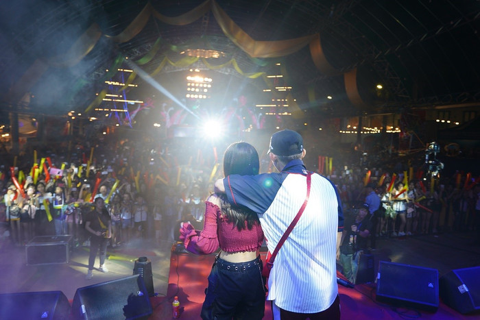 Anh chàng Kay tình tứ ôm Thảo Phạm trong sự reo hò của fan hâm mộ. Anh chàng Kay tình tứ ôm Thảo Phạm trong sự reo hò của fan hâm mộ.