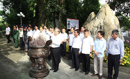 Đồng chí Trần Quốc Vượng và đoàn công tác dâng hương tưởng nhớ các liệt sĩ tại Khu di tích lịch sử quốc gia 27/7 thuộc thị trấn Hùng Sơn, huyện Đại Từ, tỉnh Thái Nguyên. Ảnh: Báo Thái Nguyên Đồng chí Trần Quốc Vượng và đoàn công tác dâng hương tưởng nhớ các liệt sĩ tại Khu di tích lịch sử quốc gia 27/7 thuộc thị trấn Hùng Sơn, huyện Đại Từ, tỉnh Thái Nguyên. Ảnh: Báo Thái Nguyên