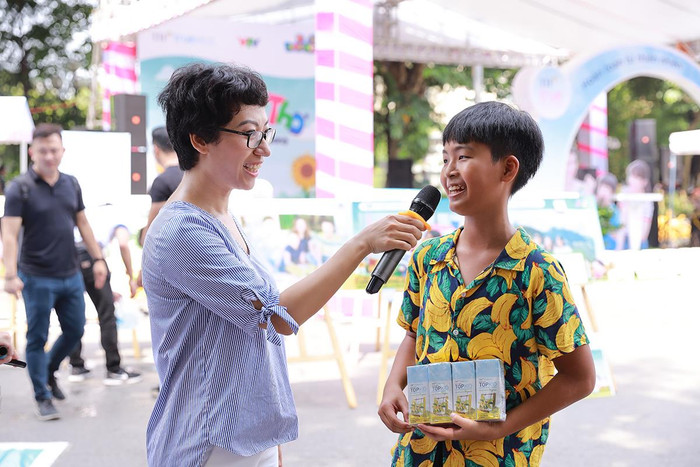 Bé Phúc rạng rỡ trả lời câu hỏi của cô Phan Anh Esheep sau khi giành Quán quân Rung chuông vàng cùng TOP KID. Bé Phúc rạng rỡ trả lời câu hỏi của cô Phan Anh Esheep sau khi giành Quán quân Rung chuông vàng cùng TOP KID.