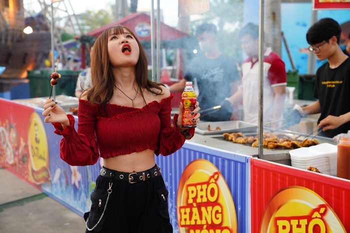 Cuồng nhiệt và tươi tắn là không khí ngập tràn tại lễ hội Phố Hàng Nóng. Cuồng nhiệt và tươi tắn là không khí ngập tràn tại lễ hội Phố Hàng Nóng.