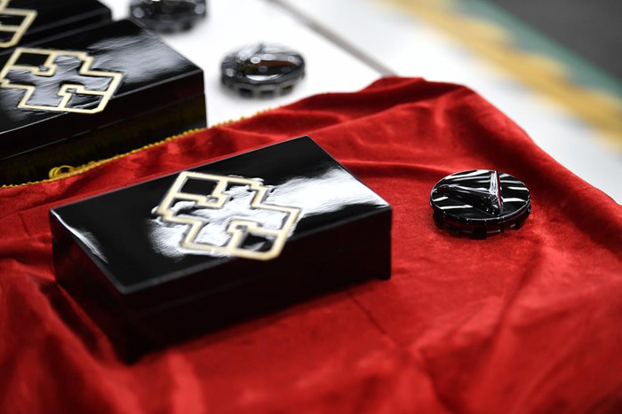 Logo VinFast chính là linh kiện cuối cùng dành cho khách hàng tự lắp trên chiếc xe của mình Logo VinFast chính là linh kiện cuối cùng dành cho khách hàng tự lắp trên chiếc xe của mình