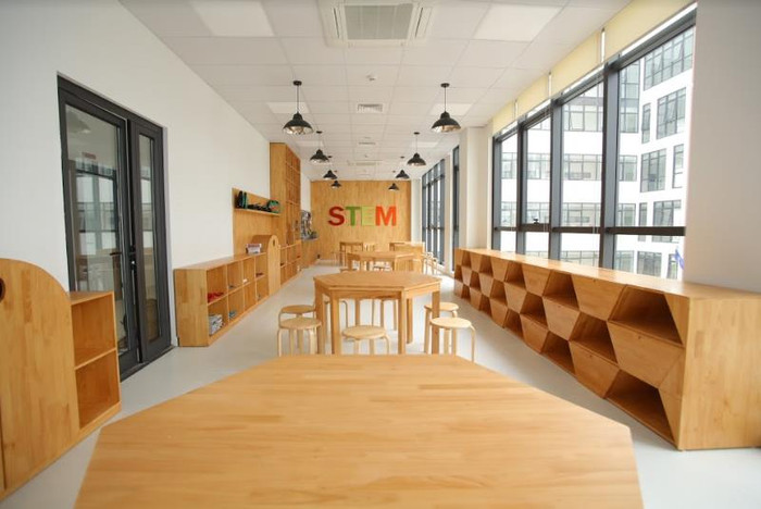 Trong bối cảnh Việt Nam đang thúc đẩy triển khai giáo dục STEM trong chương trình giáo dục phổ thông để học sinh hướng đến các hoạt động vận dụng kiến thức vào thực tế thì một phòng STEM hiện đại, sinh động như thế này chắc chắn sẽ khiến học sinh thêm say mê. Trong bối cảnh Việt Nam đang thúc đẩy triển khai giáo dục STEM trong chương trình giáo dục phổ thông để học sinh hướng đến các hoạt động vận dụng kiến thức vào thực tế thì một phòng STEM hiện đại, sinh động như thế này chắc chắn sẽ khiến học sinh thêm say mê.