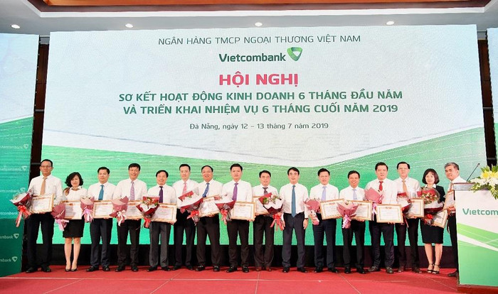 Chủ tịch Hội đồng Quản trị Nghiêm Xuân Thành (thứ 7 từ phải sang) và Tổng giám đốc Phạm Quang Dũng (thứ 6 từ trái sang) trao Giấy khen và tặng hoa cho 14 chi nhánh tiêu biểu trên một số mặt hoạt động 6 tháng đầu năm 2019 Chủ tịch Hội đồng Quản trị Nghiêm Xuân Thành (thứ 7 từ phải sang) và Tổng giám đốc Phạm Quang Dũng (thứ 6 từ trái sang) trao Giấy khen và tặng hoa cho 14 chi nhánh tiêu biểu trên một số mặt hoạt động 6 tháng đầu năm 2019