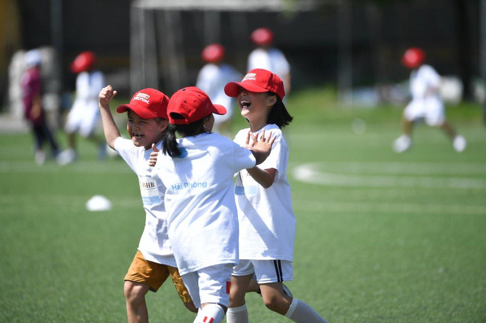 Các nữ cầu thủ nhí hào hứng và nhiệt huyết không kém gì các bạn nam trong các trận đấu Các nữ cầu thủ nhí hào hứng và nhiệt huyết không kém gì các bạn nam trong các trận đấu