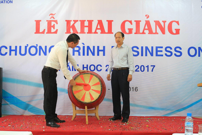 Hình ảnh thầy Ngô Minh Tuấn đánh trống khai giảng tại Summer Tour Hình ảnh thầy Ngô Minh Tuấn đánh trống khai giảng tại Summer Tour