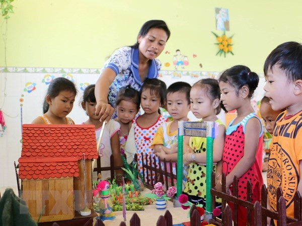 Chế độ lương và phụ cấp đối với giáo viên mầm non. (Ảnh: TTXVN) Chế độ lương và phụ cấp đối với giáo viên mầm non. (Ảnh: TTXVN)